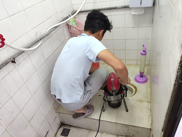 太和管道堵塞冒臭气 专业师傅现场解决问题
